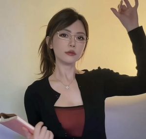 周淑怡成某手PK冠军，将参加线下红毯活动引热议