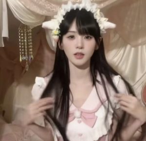 井川里予转型生活 vlog，素颜做饭引发热议